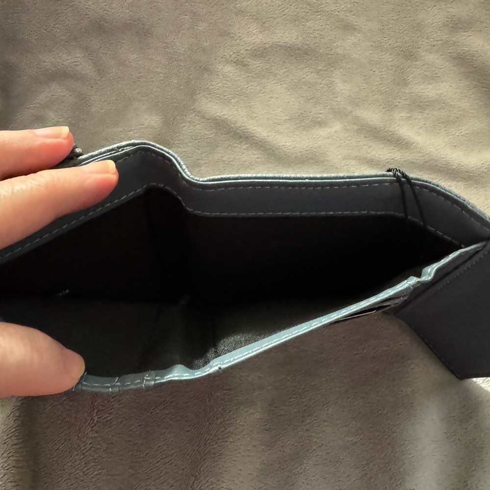 Tahari Blue Gray Textured Wallet NWT - Picture 5 of 8